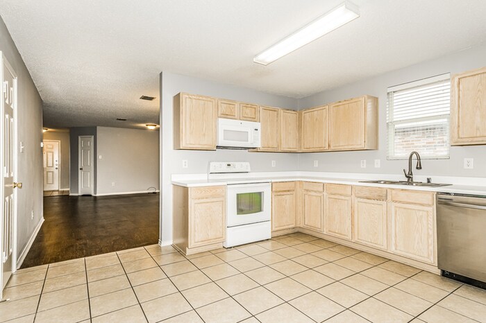 Building Photo - 16125 Windsong Ct
