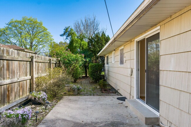 Building Photo - 4230 Eastlea Dr