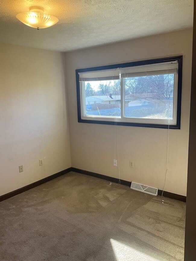 Building Photo - 405 E Poos Dr