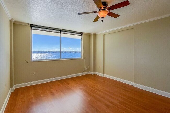 Building Photo - Beautiful Waterfront 3/2.5 Lake Virginia C...