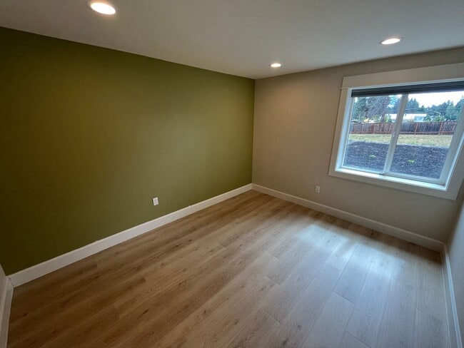 Building Photo - Amazing 4 Bed/3 Bath Home on One Acre with Large Shop – In Home Child Care Opportunity