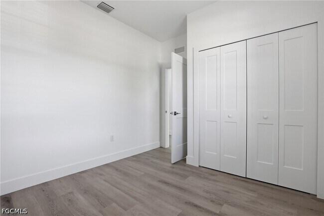 Building Photo - 723 Ivan Ave S
