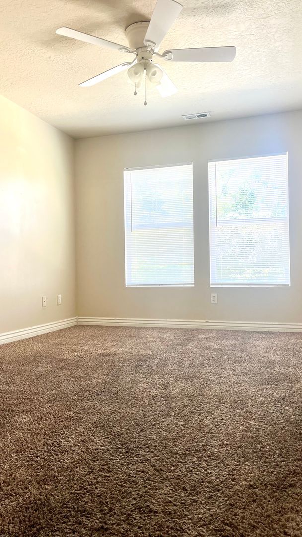 Building Photo - 3 Bedroom/2.5 Bathroom townhome in WVC