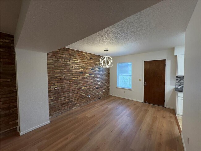 Building Photo - 3325 Brookhollow Ct