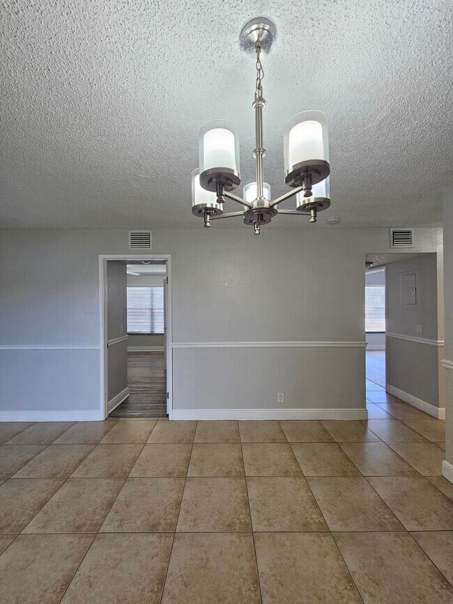 Building Photo - 1453 Lake Crystal Dr