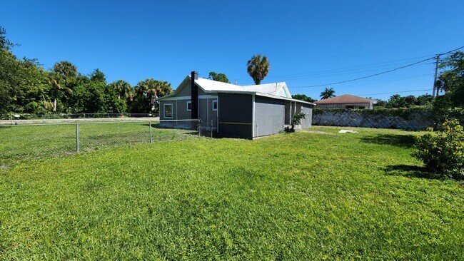 Building Photo - 453 Solana St