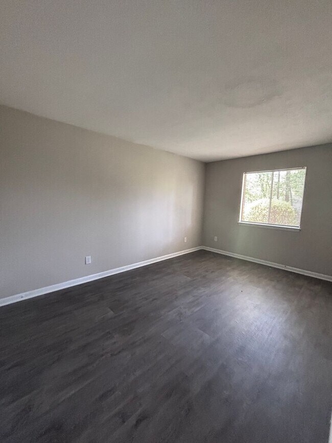 Building Photo - Great Location!