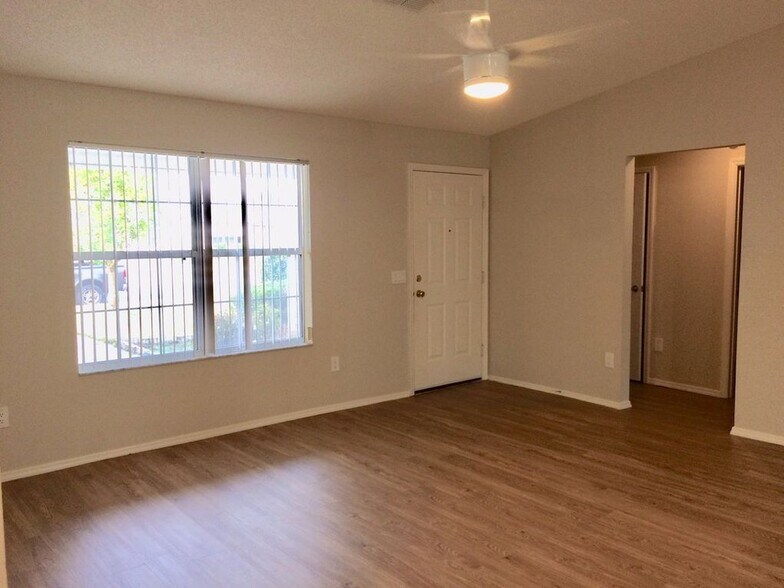 Large open vanity-shower-walk-in closet - 2322 Callaway Dr
