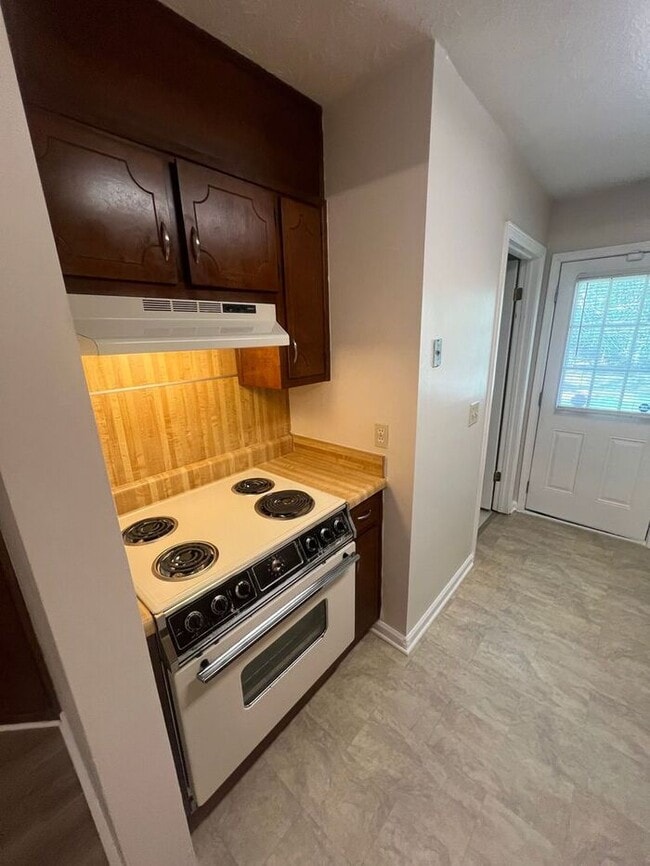 Building Photo - Beautiful 2 bedroom 2 bathroom ranch duplex Now Ready!