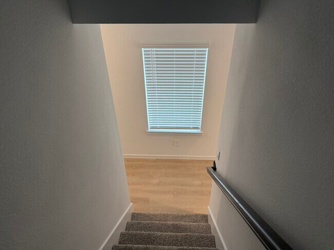 Building Photo - 407 Robin Ct