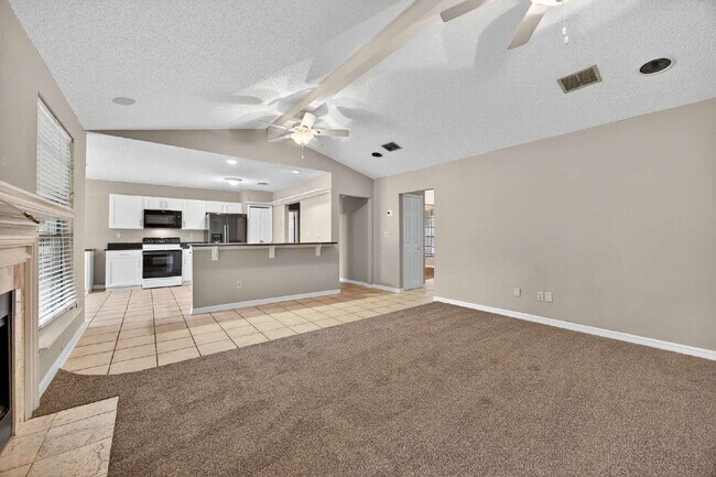 Building Photo - Spacious 3BR Home with Fireplace, Garage & Private Yard