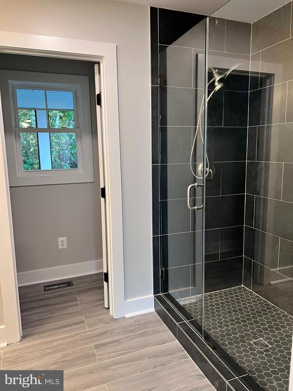 Building Photo - 210 Point Ln