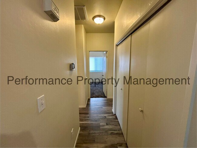 Building Photo - Gorgeous 3 Bed/2 Bath + Office Smart Home ...