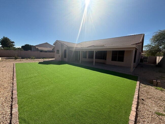 Building Photo - 3260 E Isabella Ave