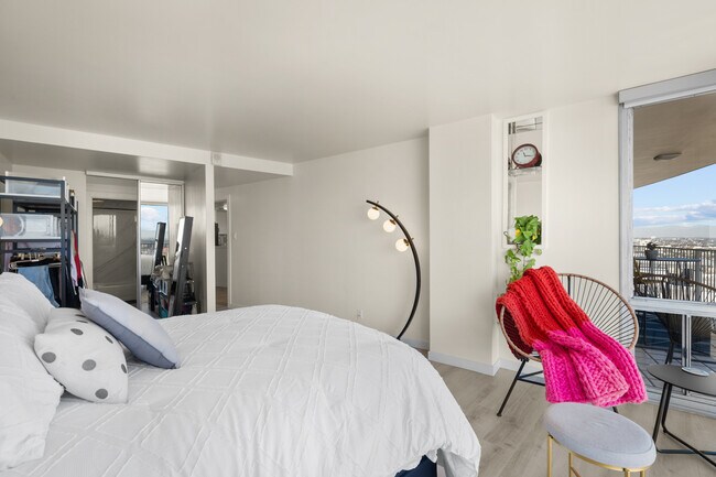 Building Photo - 700 E Ocean Blvd