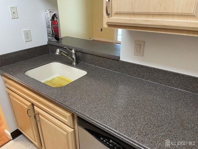 Building Photo - 911 Ravens Crest Dr