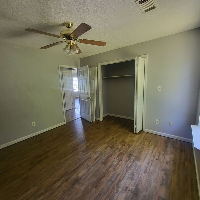 Building Photo - 710 Macey St