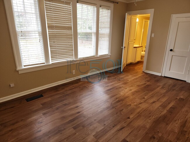 Building Photo - **Lease Pending** Addorable Newly Updated ...