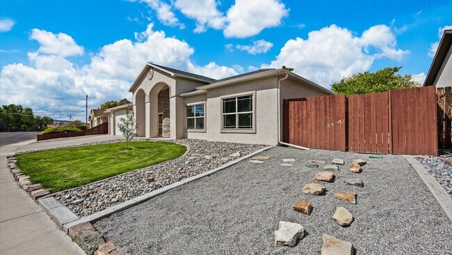 Building Photo - Spacious 3-Bed Ranch Home w/ 3-Car Garage & RV Parking In Quiet North Grand Junction Neighborhood