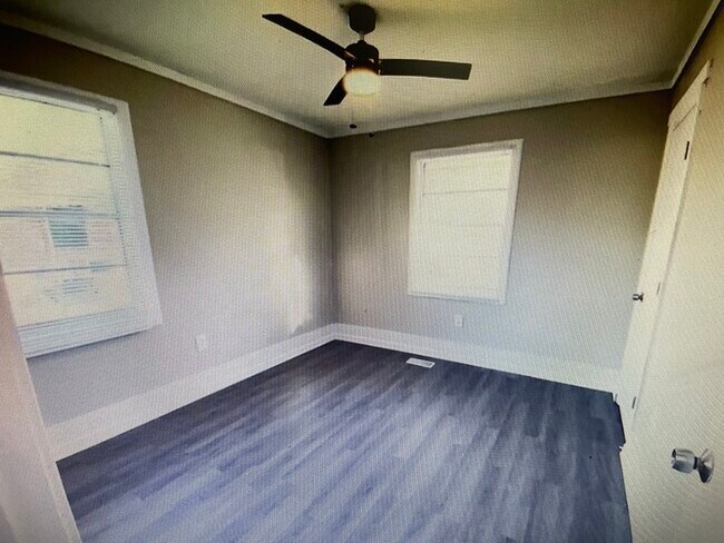 Building Photo - 3 bedroom 1 Bathroom