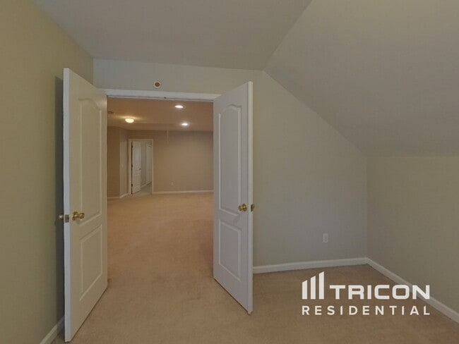 Building Photo - 5371 Lakerock Dr SW