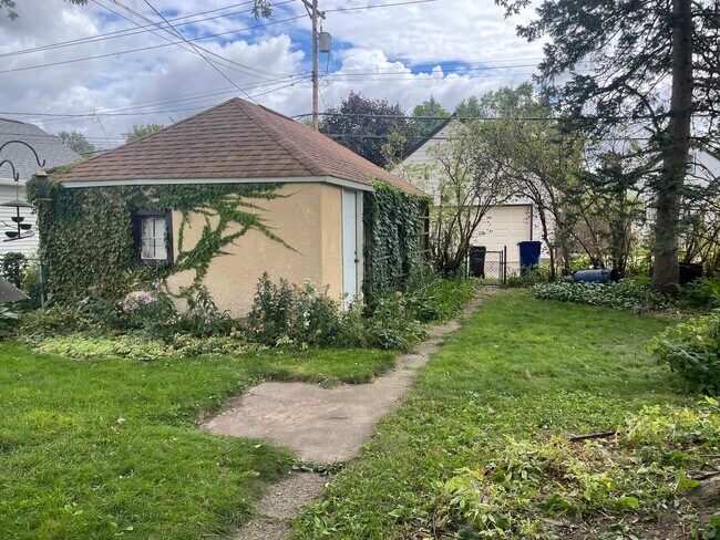 Building Photo - The Cutest 3-Bedroom Tudor - One Block From Como Golf Course