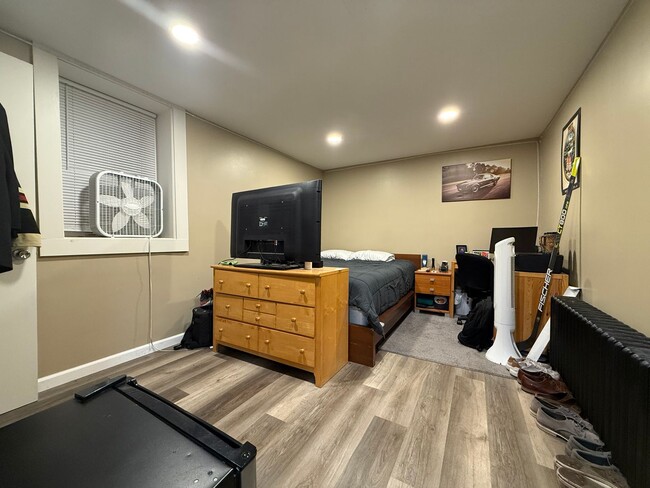Building Photo - Stunning 5 Bed 2 Bath House Located in the...