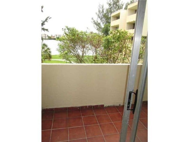Building Photo - Spacious 2 Bedroom, 2 Bath Condo in Gated Community