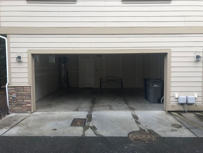 Building Photo - 3 Bed, 2.5 Bath Millcreek Townhouse 2 Car $3099.00