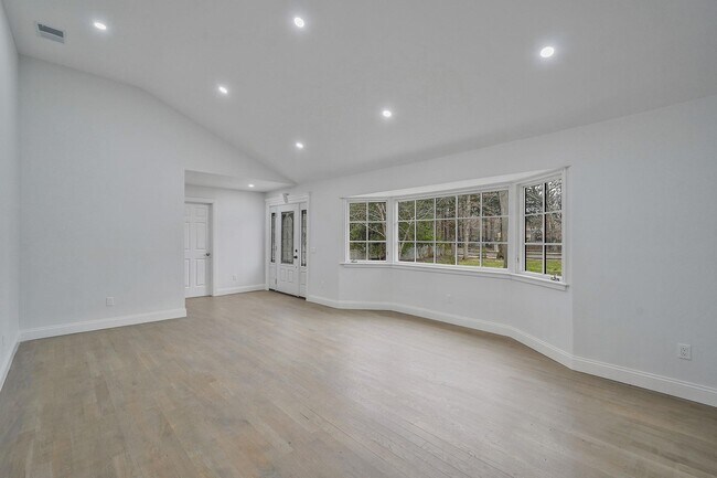 Building Photo - 257 Southlawn Ave