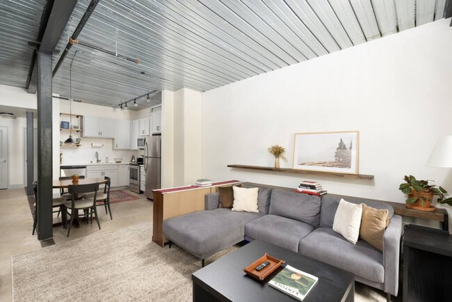 Building Photo - 1009 W Juneau Ave