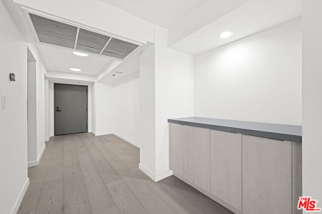 Building Photo - 10660 Wilshire Blvd