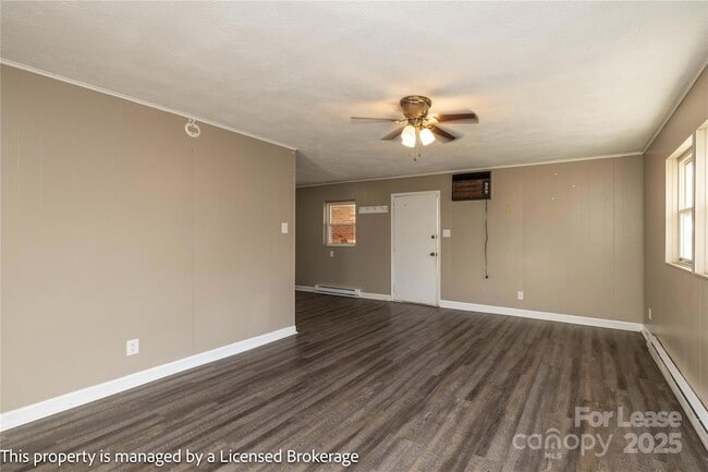 Building Photo - 213 Roslyn Rd