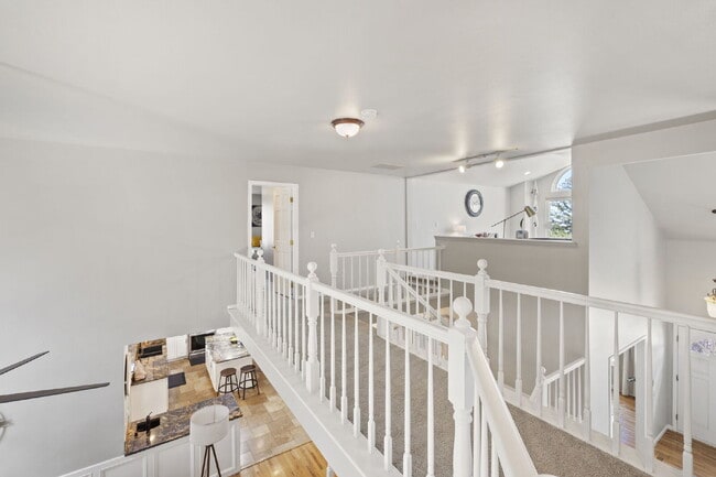 Building Photo - Spacious 6-Bedroom Broadmoor Rental with M...