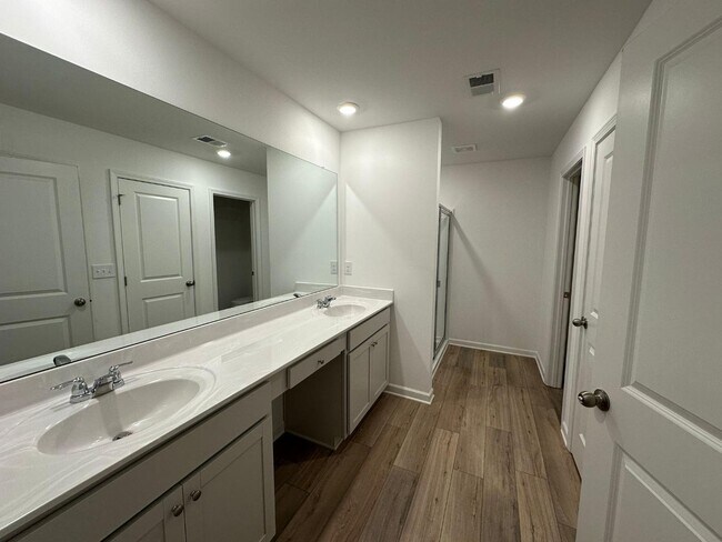 Building Photo - 2482 Van Fleet Cir