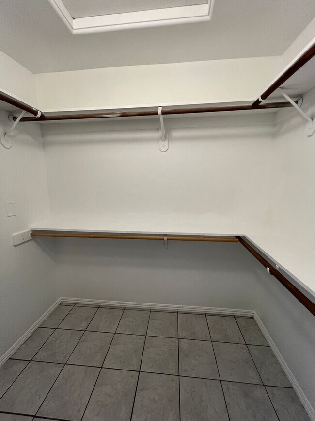 Building Photo - Spacious SW Bakersfield home!