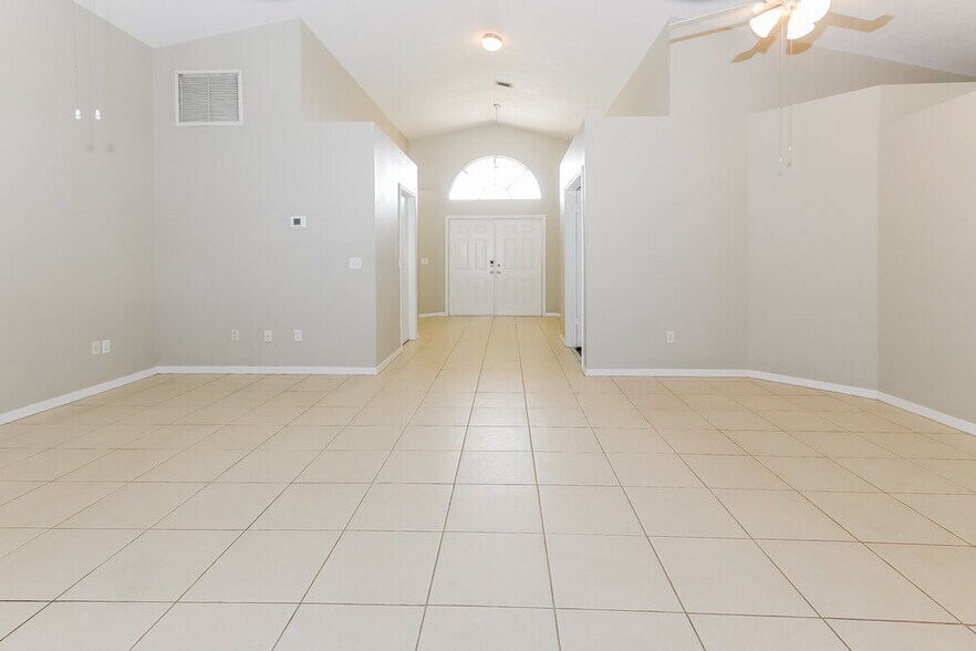 Building Photo - 12996 Meadowbreeze Dr