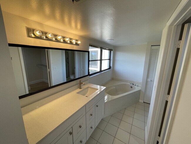 Building Photo - 2090 S Tamiami Trl