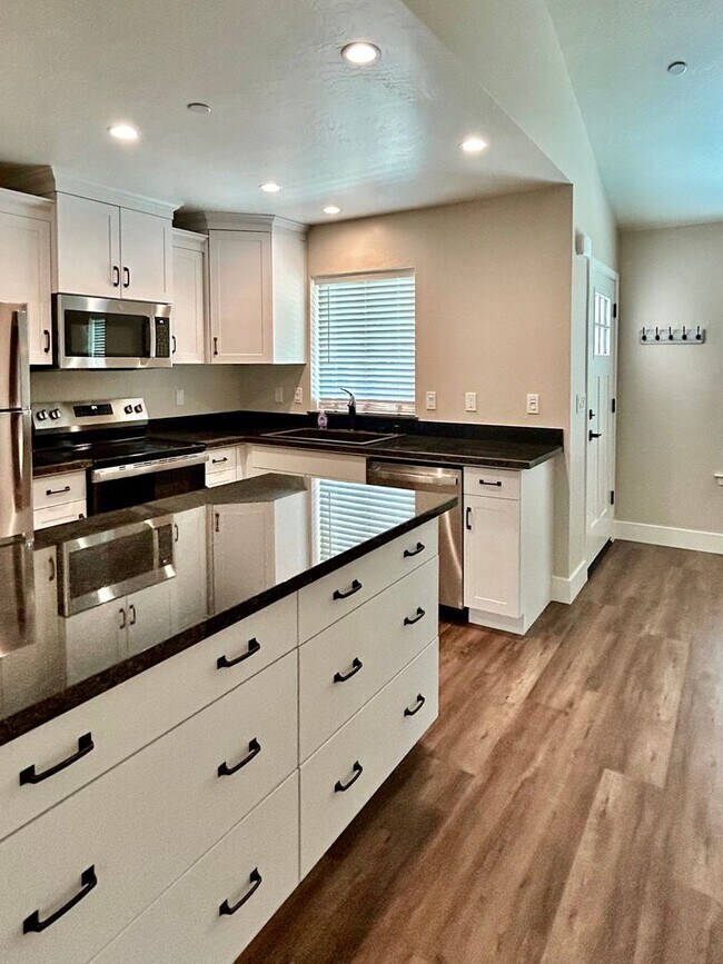 Building Photo - $1,595 Clovis Cottage,  1 Bed / 1 bath - 5th & Sunnyside Ave. / Solar Included!