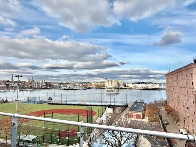 Building Photo - 480 Commercial St