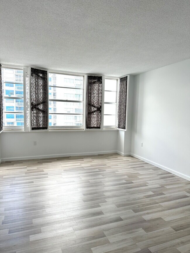 Building Photo - 18041 Biscayne Blvd