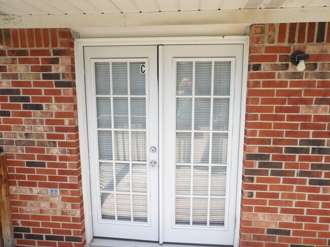 Building Photo - 204 Landings Dr