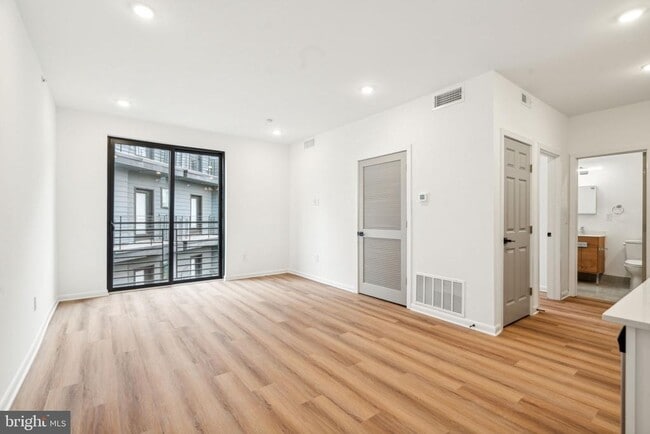 Building Photo - 2039 N Front St