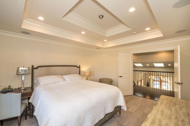 Building Photo - 5 Bed, 4.5 Bath Executive Home w/ Designer...