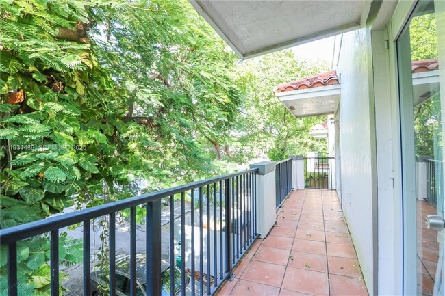 Building Photo - 2947 Coconut Ave