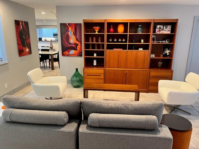 Building Photo - 4021 N Cypress Dr