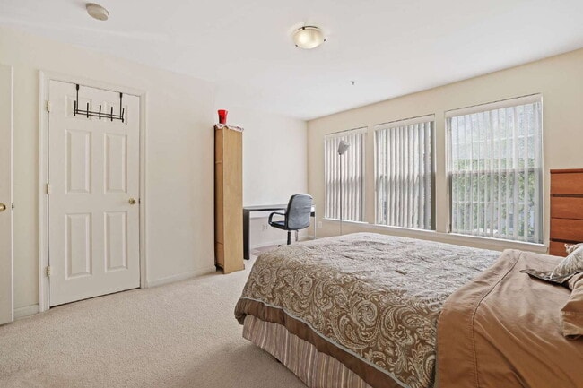 Building Photo - Spacious, Private AND Convenient 2-Level C...
