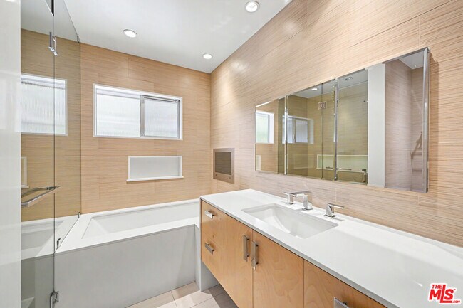 Building Photo - 9512 Duxbury Ln