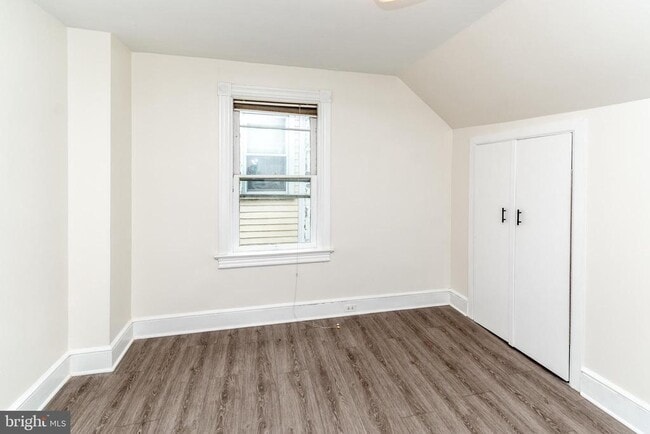 Building Photo - 24 Bank St