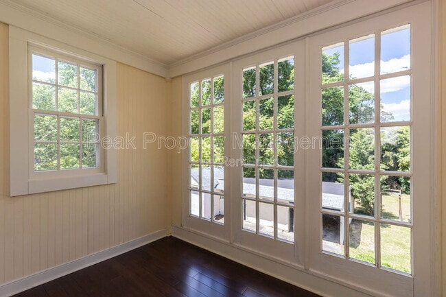 Building Photo - 1404 Wilmington Ave W